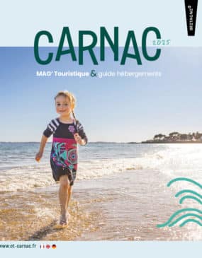 Couverture magazine touristique et guide hébergements office de tourisme de Carnac 2025